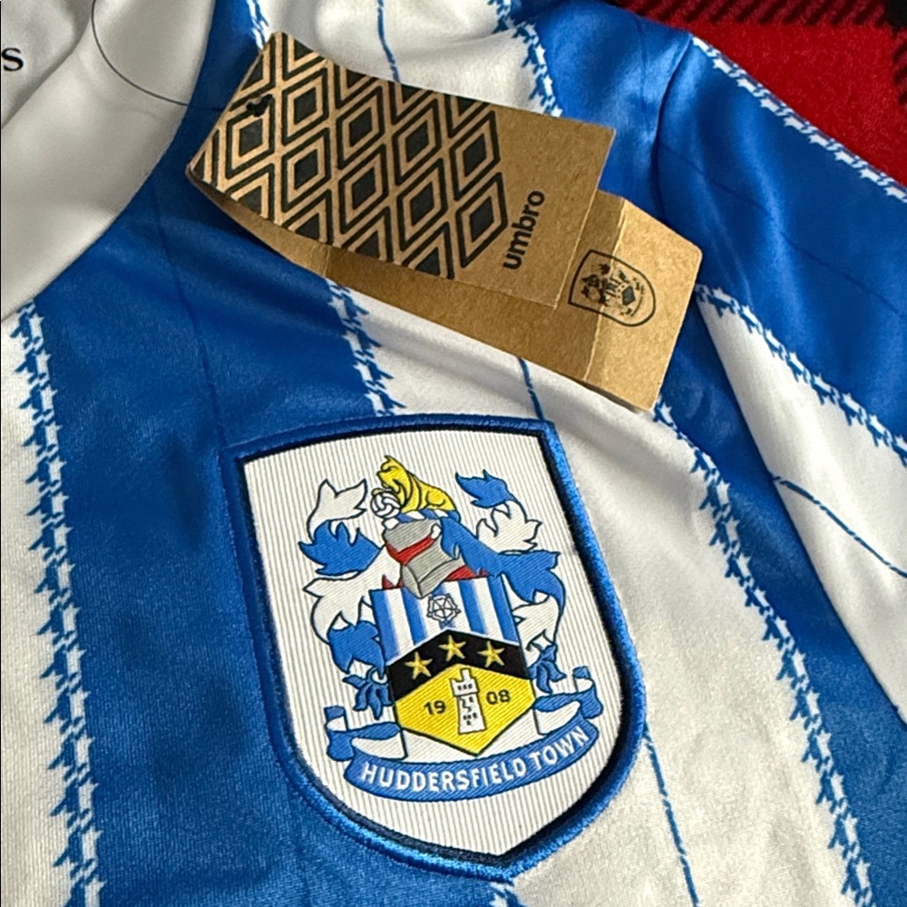Huddersfield Town 🏴󠁧󠁢󠁥󠁮󠁧󠁿 2024-25 Umbro Home League One Jersey - Picture 4 of 9